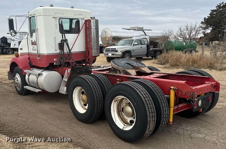 image for item NN9648 2005 Kenworth T800 semi truck
