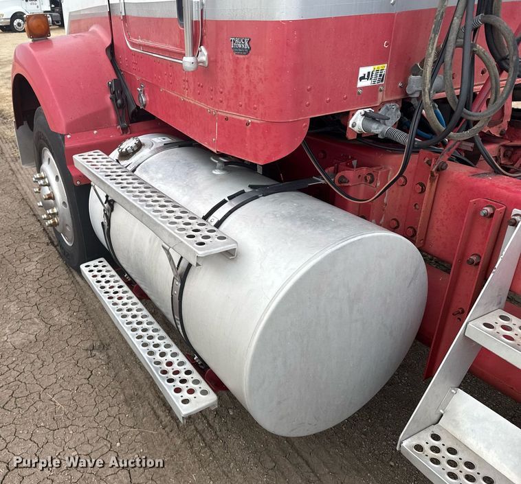 image for item NN9648 2005 Kenworth T800 semi truck