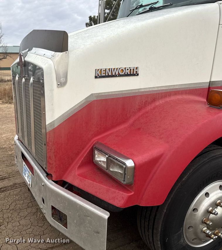 image for item NN9648 2005 Kenworth T800 semi truck