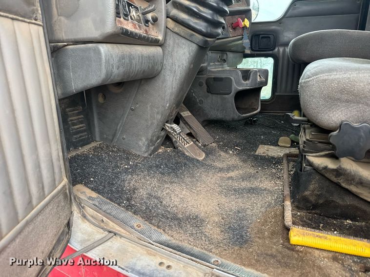 image for item NN9648 2005 Kenworth T800 semi truck