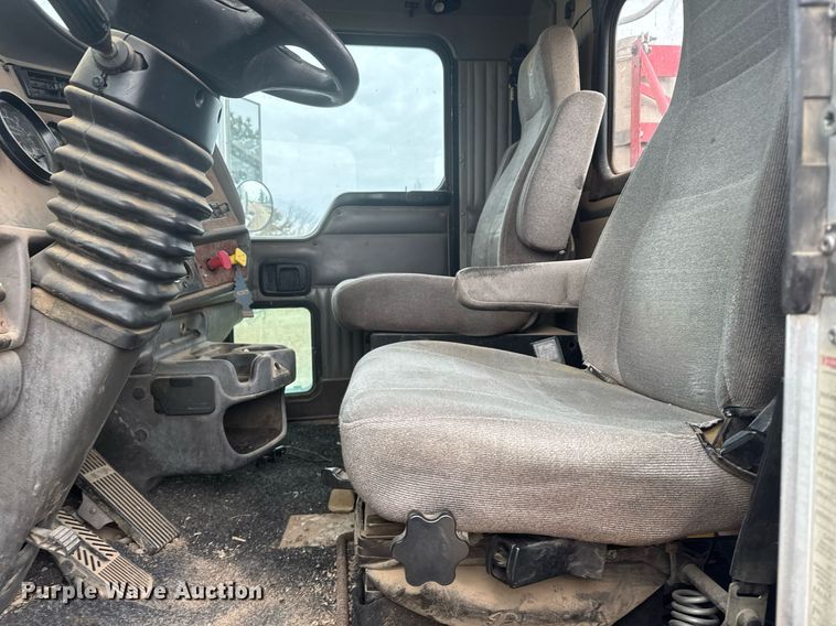 image for item NN9648 2005 Kenworth T800 semi truck