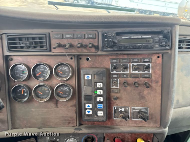 image for item NN9648 2005 Kenworth T800 semi truck