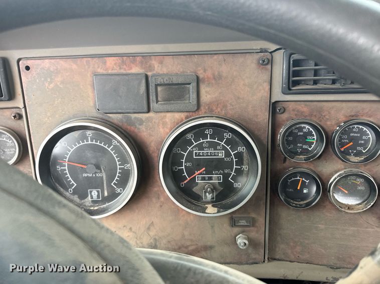 image for item NN9648 2005 Kenworth T800 semi truck