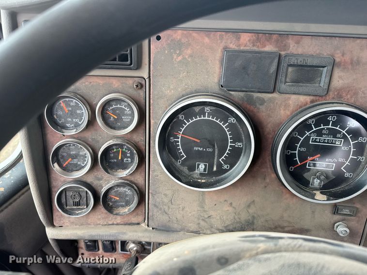 image for item NN9648 2005 Kenworth T800 semi truck