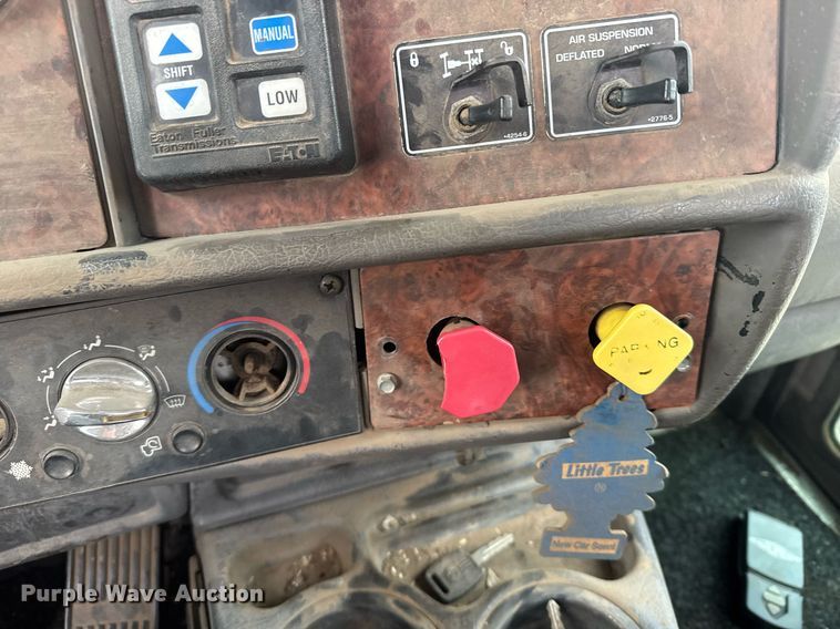 image for item NN9648 2005 Kenworth T800 semi truck