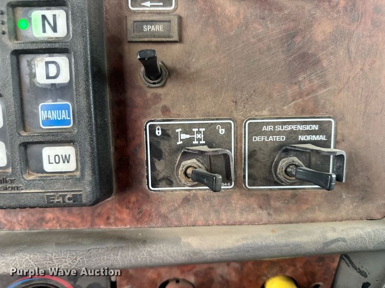 image for item NN9648 2005 Kenworth T800 semi truck