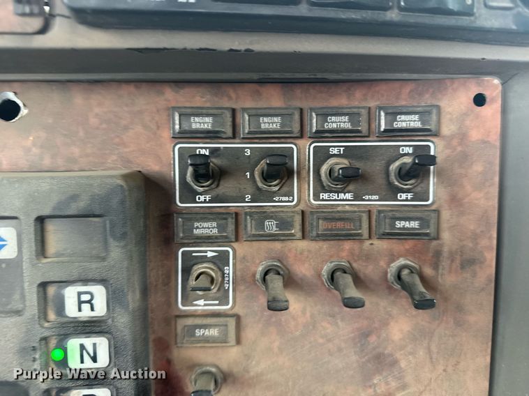 image for item NN9648 2005 Kenworth T800 semi truck