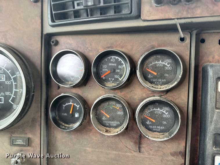 image for item NN9648 2005 Kenworth T800 semi truck