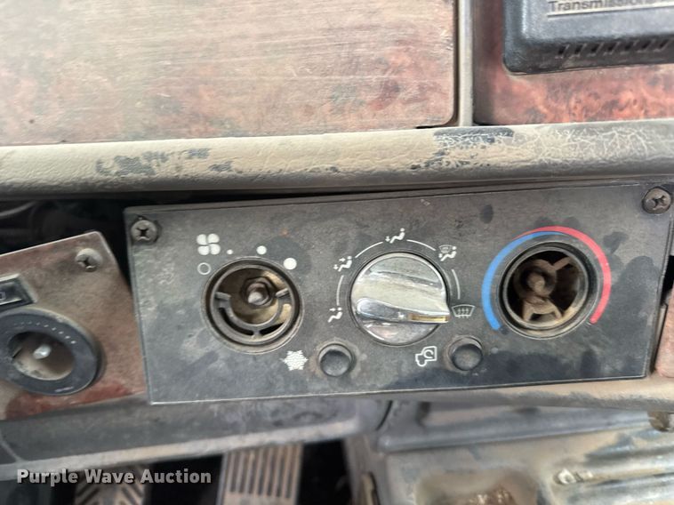 image for item NN9648 2005 Kenworth T800 semi truck