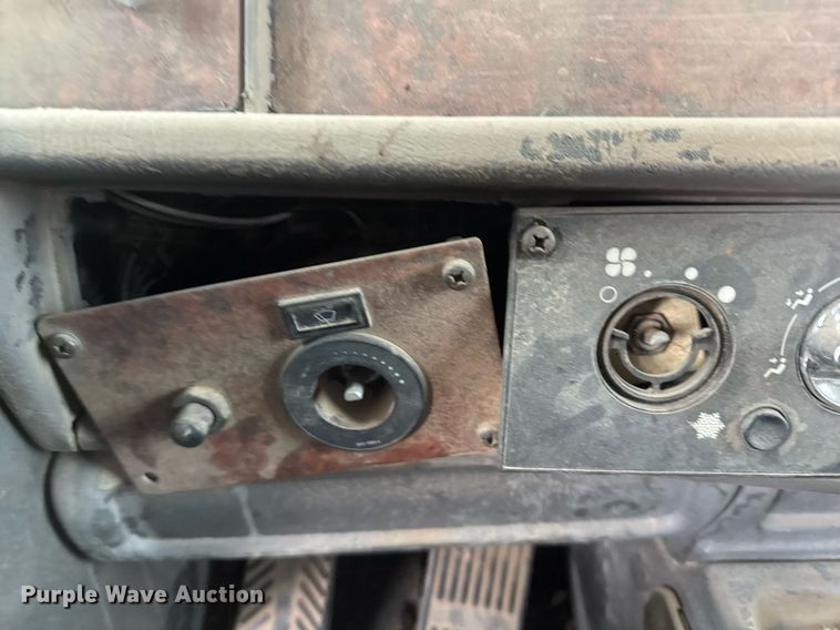 image for item NN9648 2005 Kenworth T800 semi truck