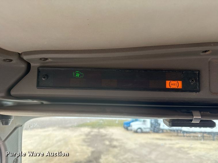 image for item NN9648 2005 Kenworth T800 semi truck