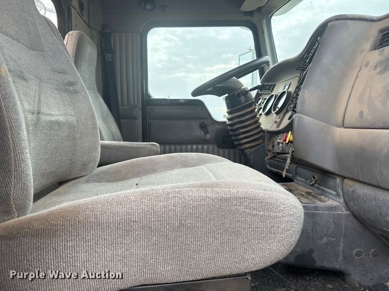 image for item NN9648 2005 Kenworth T800 semi truck