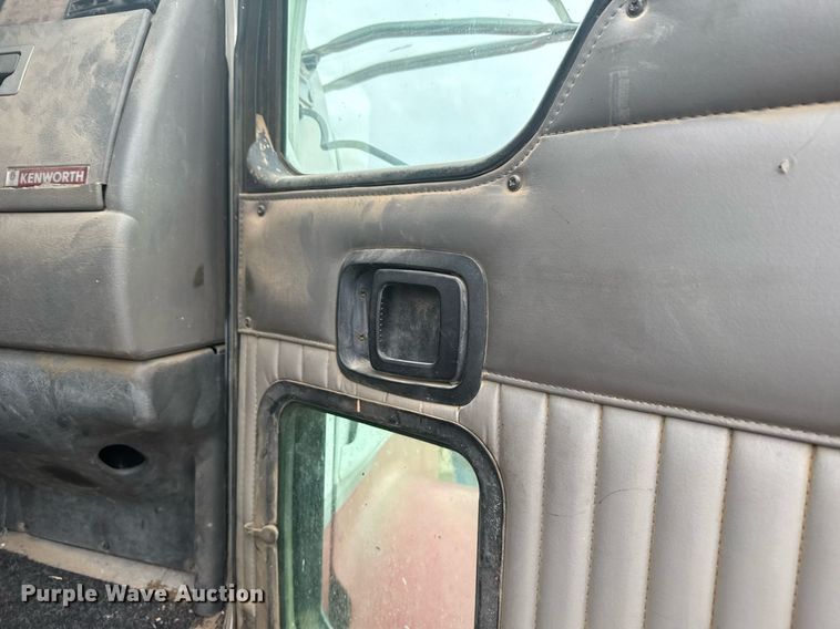 image for item NN9648 2005 Kenworth T800 semi truck