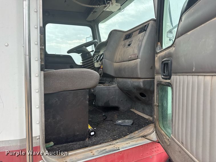 image for item NN9648 2005 Kenworth T800 semi truck