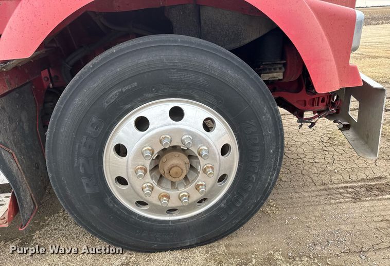 image for item NN9648 2005 Kenworth T800 semi truck