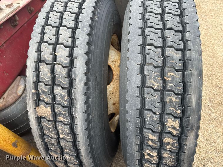 image for item NN9648 2005 Kenworth T800 semi truck