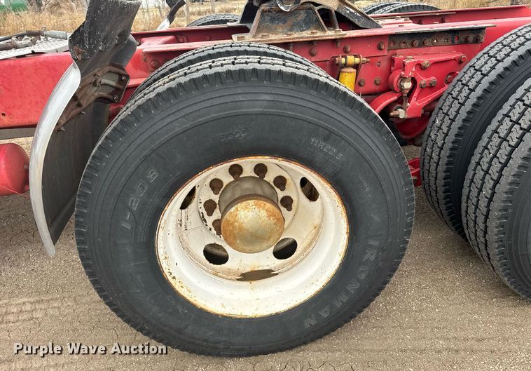 image for item NN9648 2005 Kenworth T800 semi truck