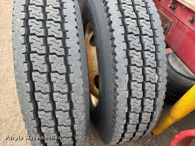 image for item NN9648 2005 Kenworth T800 semi truck