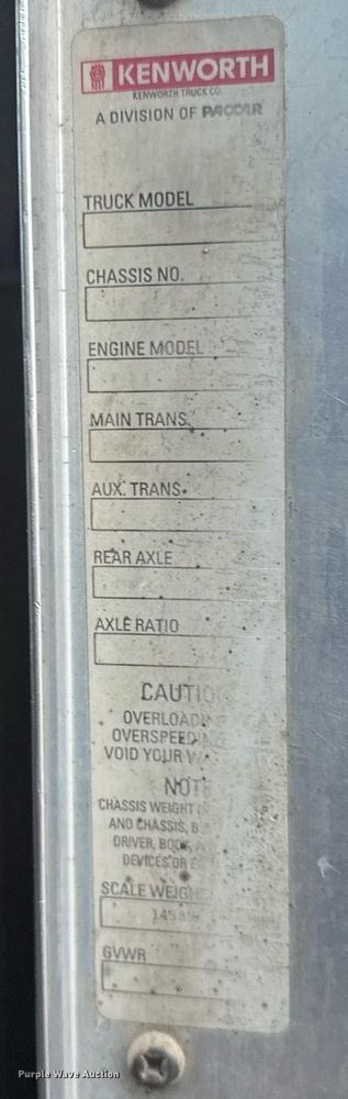 image for item NN9648 2005 Kenworth T800 semi truck