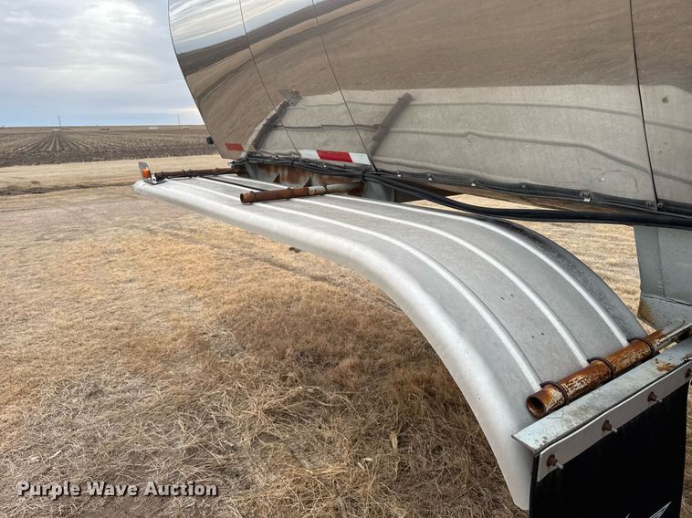 image for item NN9649 1984 Fruehauf tank trailer