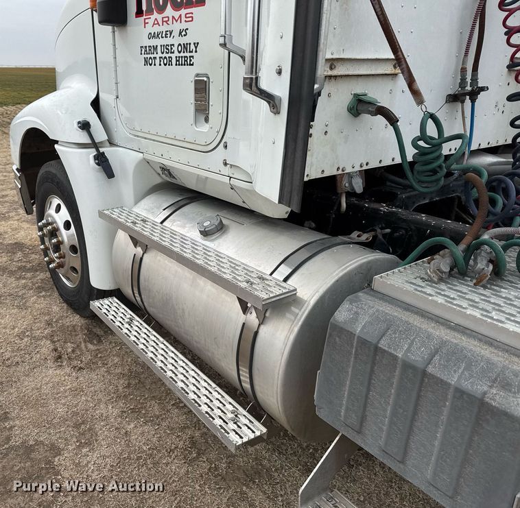 image for item NN9654 2003 International 9200i semi truck