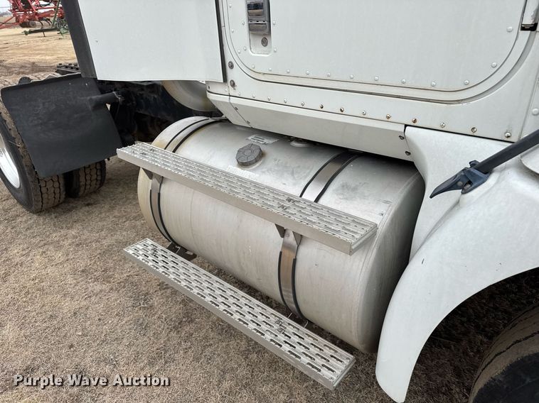 image for item NN9654 2003 International 9200i semi truck