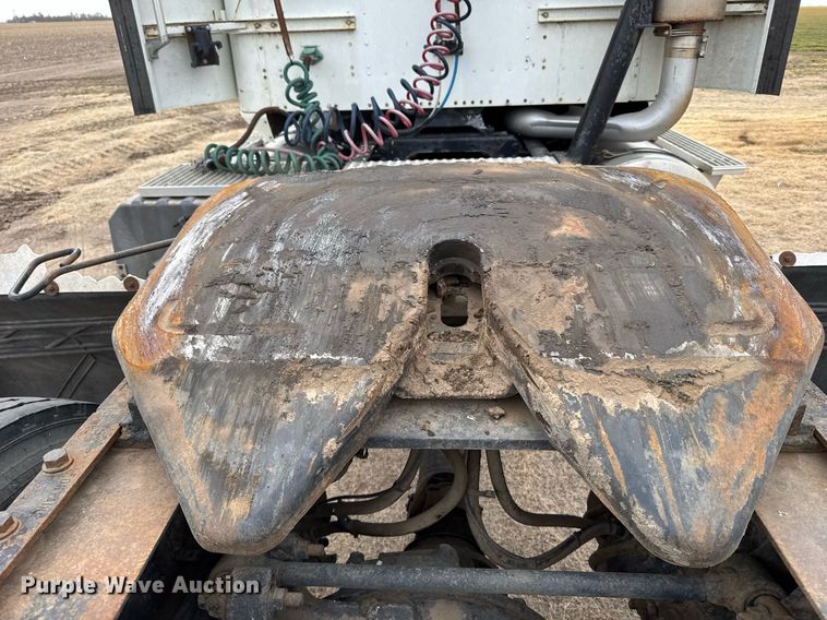 image for item NN9654 2003 International 9200i semi truck