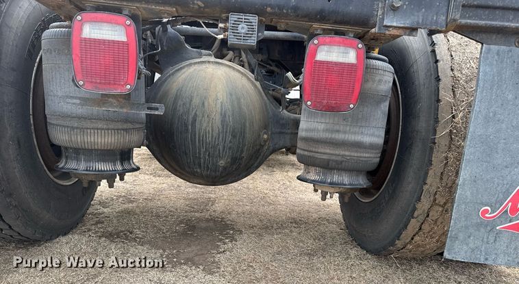 image for item NN9654 2003 International 9200i semi truck