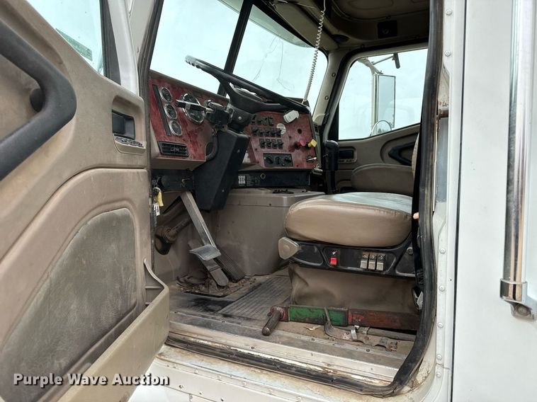 image for item NN9654 2003 International 9200i semi truck