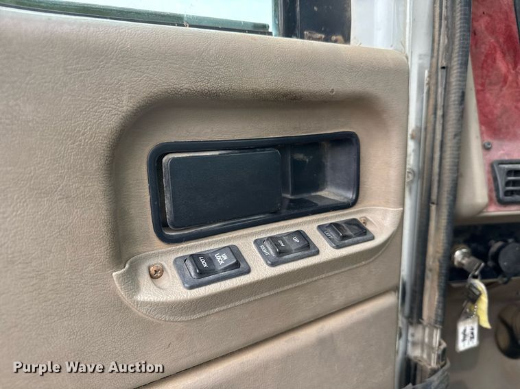 image for item NN9654 2003 International 9200i semi truck