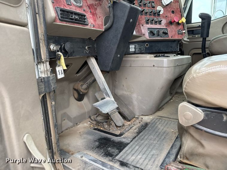 image for item NN9654 2003 International 9200i semi truck