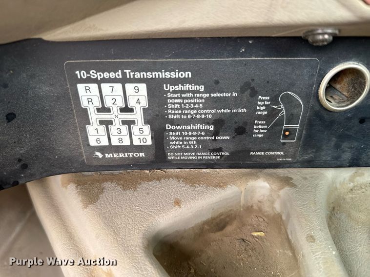 image for item NN9654 2003 International 9200i semi truck