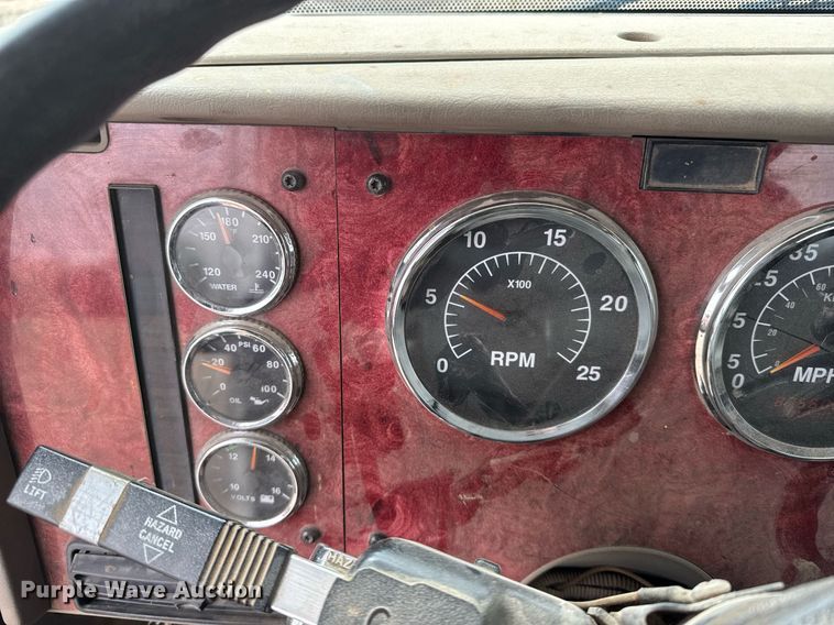 image for item NN9654 2003 International 9200i semi truck