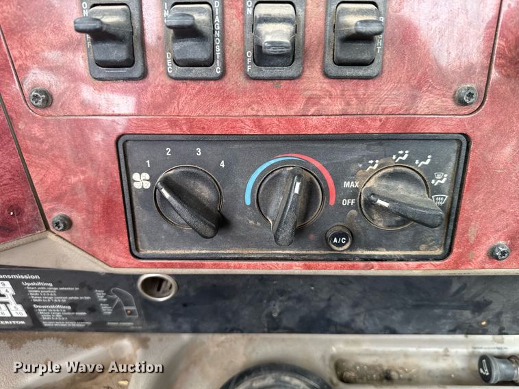 image for item NN9654 2003 International 9200i semi truck