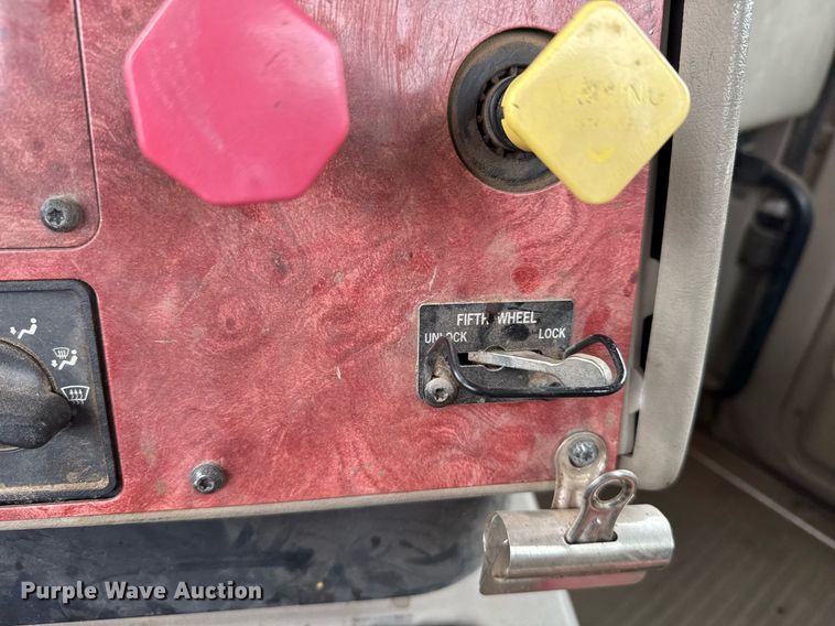 image for item NN9654 2003 International 9200i semi truck