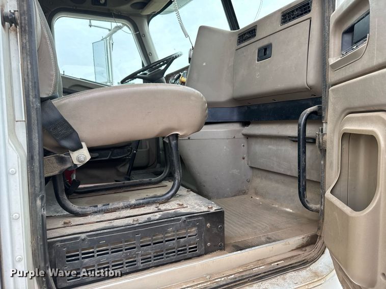 image for item NN9654 2003 International 9200i semi truck