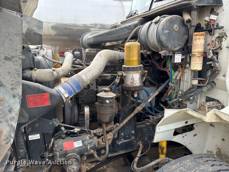 image for item NN9654 2003 International 9200i semi truck