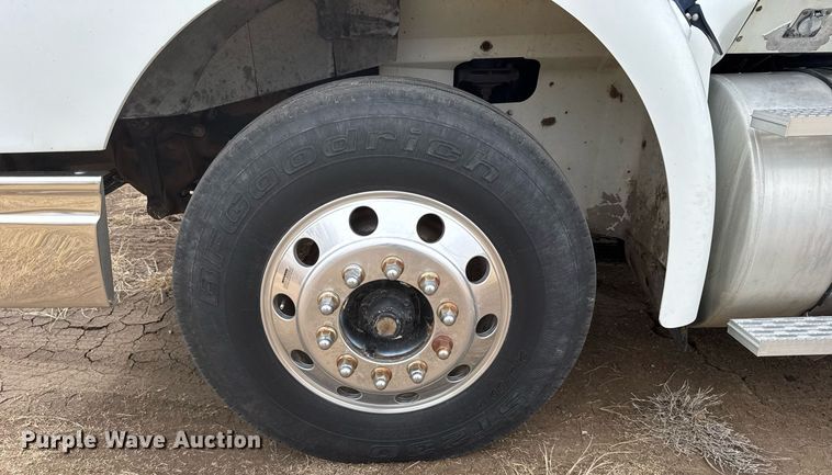 image for item NN9654 2003 International 9200i semi truck