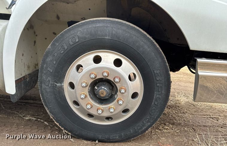 image for item NN9654 2003 International 9200i semi truck