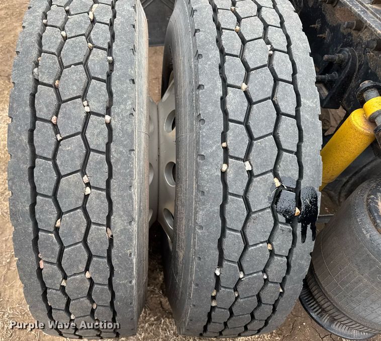 image for item NN9654 2003 International 9200i semi truck