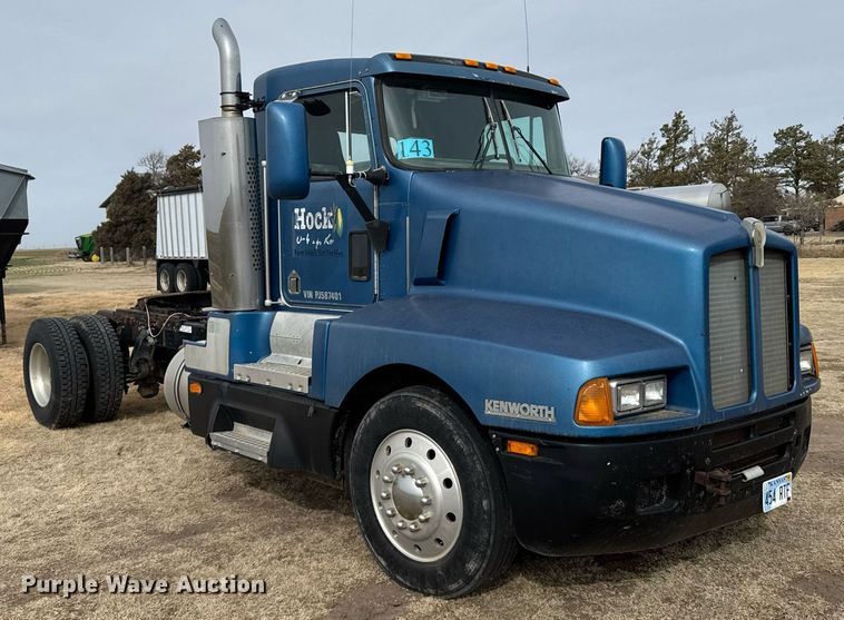 image for item NN9655 1993 Kenworth T660 semi truck