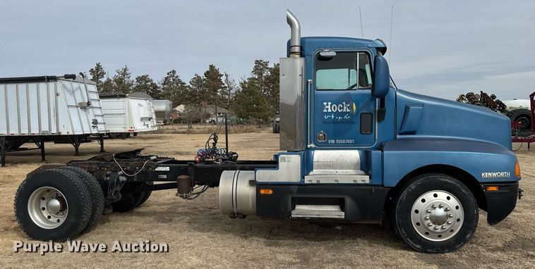 image for item NN9655 1993 Kenworth T660 semi truck
