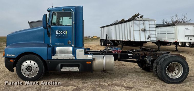 image for item NN9655 1993 Kenworth T660 semi truck