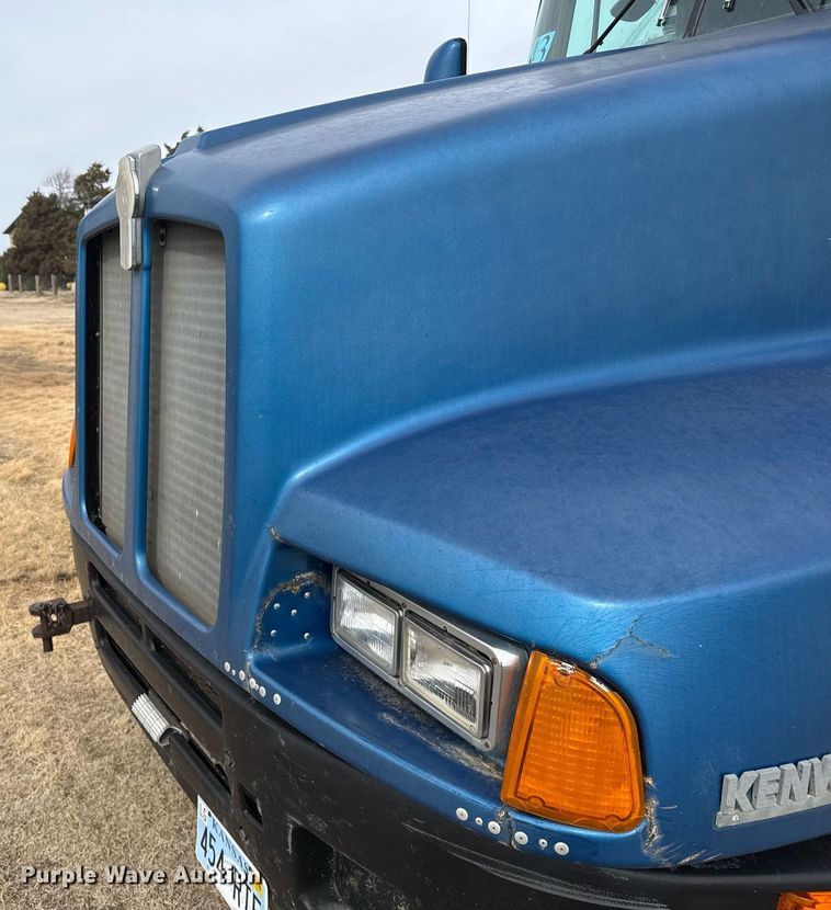 image for item NN9655 1993 Kenworth T660 semi truck