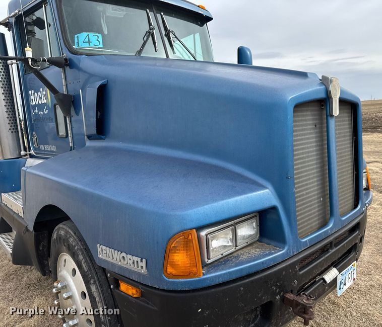 image for item NN9655 1993 Kenworth T660 semi truck