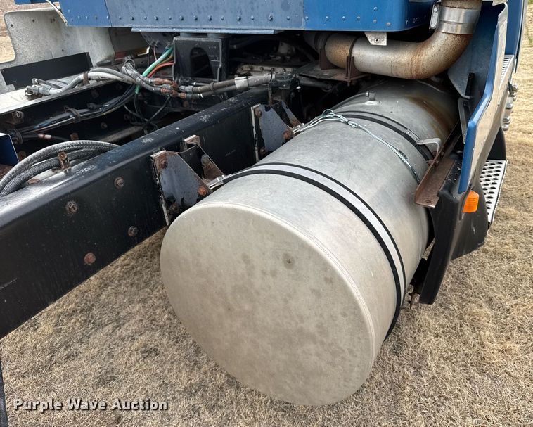 image for item NN9655 1993 Kenworth T660 semi truck