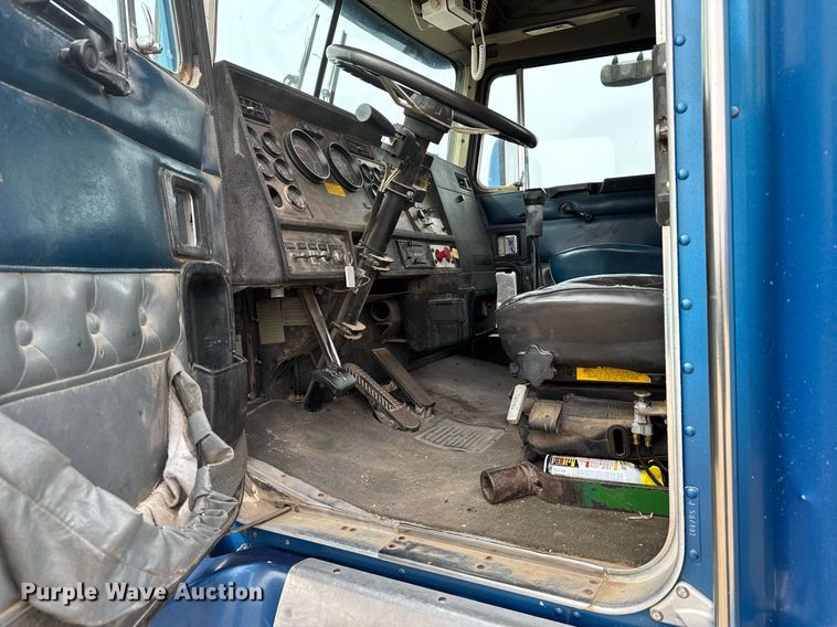 image for item NN9655 1993 Kenworth T660 semi truck