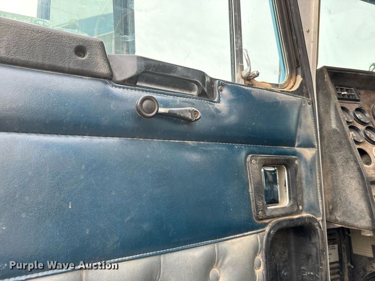 image for item NN9655 1993 Kenworth T660 semi truck