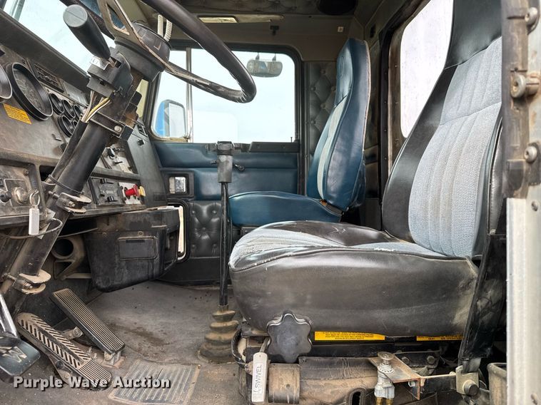 image for item NN9655 1993 Kenworth T660 semi truck