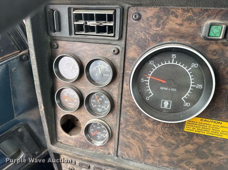 image for item NN9655 1993 Kenworth T660 semi truck